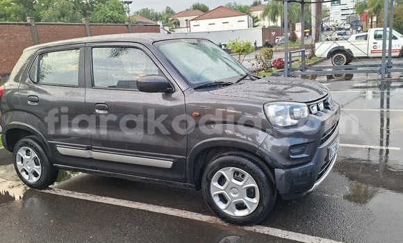 Buy Used Suzuki Spacia Silver Car in Antananarivo in Analamanga Buy Used Suzuki Spacia Silver Car in Antananarivo in Analamanga