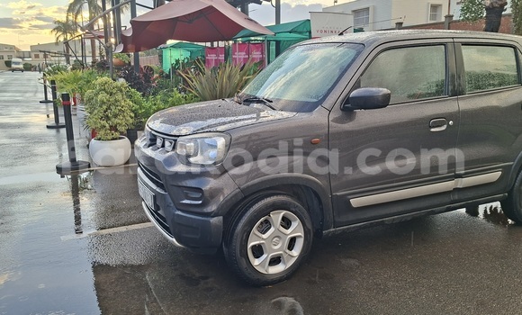 Buy Used Suzuki Spacia Silver Car in Antananarivo in Analamanga Buy Used Suzuki Spacia Silver Car in Antananarivo in Analamanga