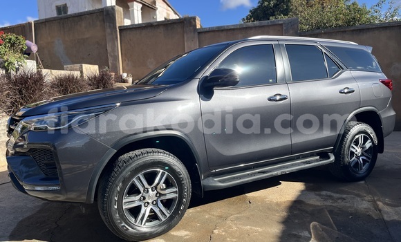 Buy Used Toyota Fortuner Silver Car in Antananarivo in Analamanga Buy Used Toyota Fortuner Silver Car in Antananarivo in Analamanga
