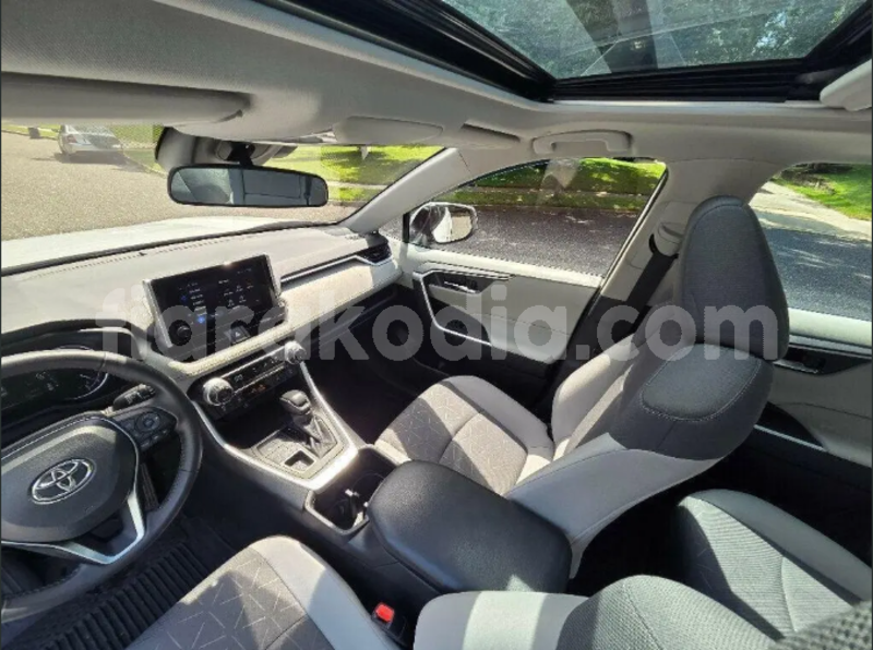 Big with watermark toyota rav4 analamanga ankazobe 9330