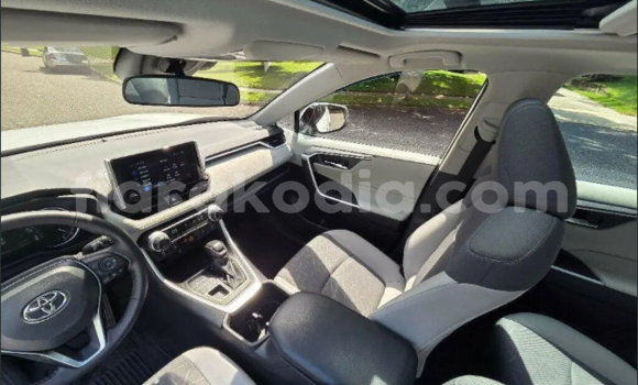 Buy Used Toyota RAV4 White Car in Ankazobe in Analamanga Buy Used Toyota RAV4 White Car in Ankazobe in Analamanga