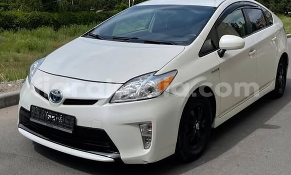 Buy Used Toyota Prius White Car in Antananarivo in Analamanga Buy Used Toyota Prius White Car in Antananarivo in Analamanga