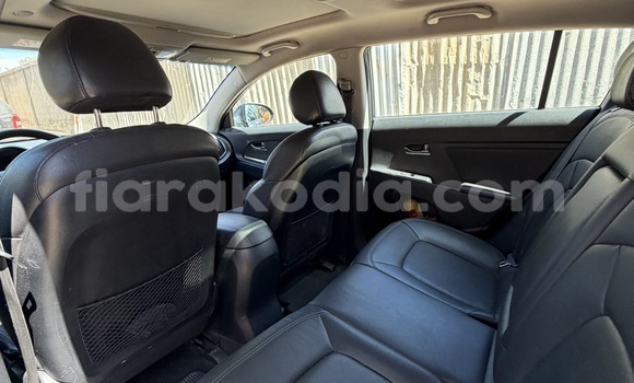 Buy Used Kia Sportage Blue Car in Antananarivo in Analamanga Buy Used Kia Sportage Blue Car in Antananarivo in Analamanga