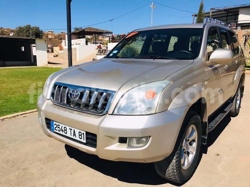 Big with watermark toyota prado analamanga antananarivo 9362