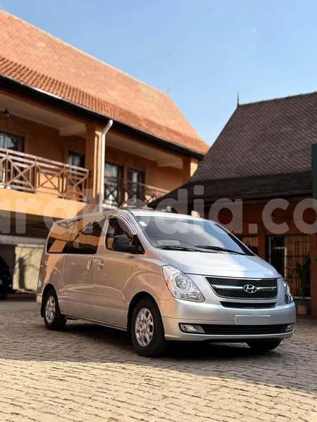Big with watermark hyundai grand starex analamanga antananarivo 9364