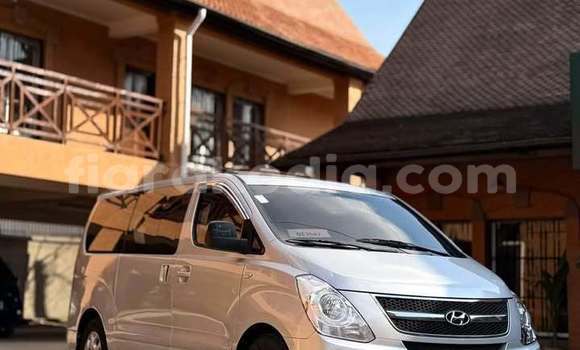 Acheter Occasion Voiture Hyundai Grand Starex Gris à Antananarivo, Analamanga Acheter Occasion Voiture Hyundai Grand Starex Gris à Antananarivo, Analamanga
