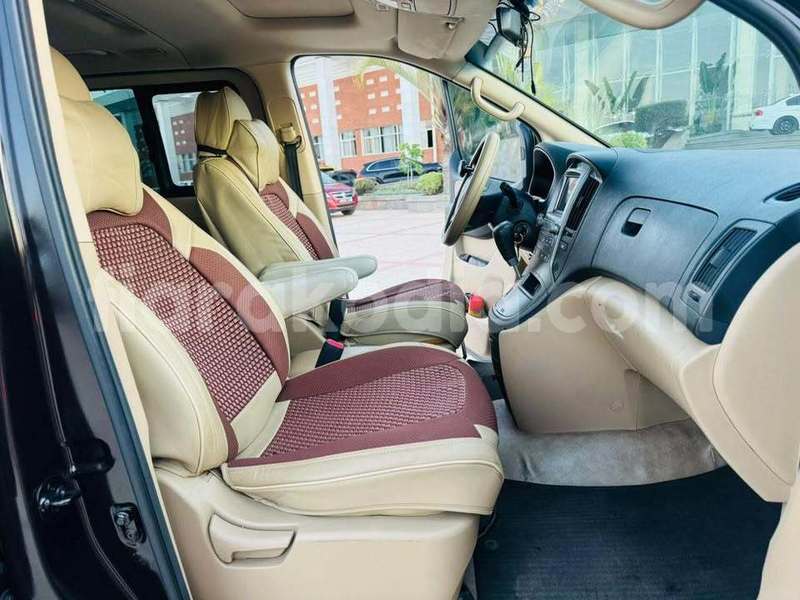 Big with watermark hyundai grand starex analamanga antananarivo 9381