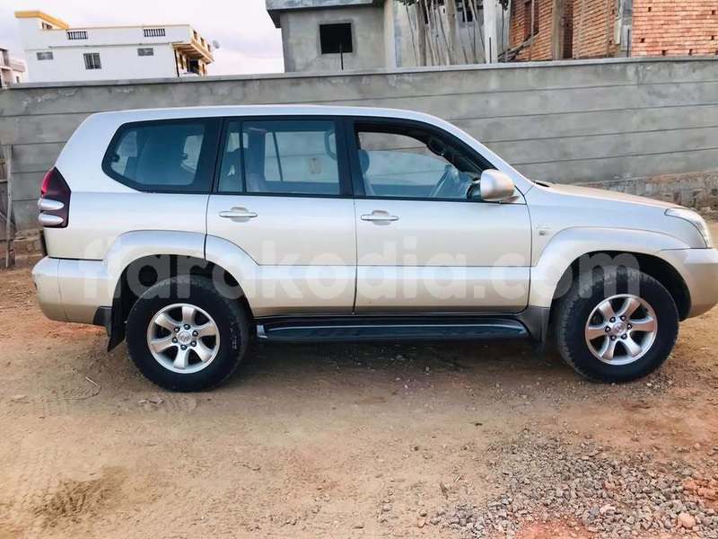 Big with watermark toyota prado analamanga antananarivo 9383