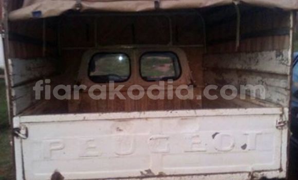 Buy Used Peugeot 404 White Car in Antananarivo in Analamanga Buy Used Peugeot 404 White Car in Antananarivo in Analamanga