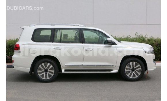 Hividy Toyota Land Cruiser fotsy Car in Import - Dubai in Diana Hividy Toyota Land Cruiser fotsy Car in Import - Dubai in Diana