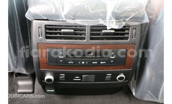 Hividy Toyota Land Cruiser fotsy Car in Import - Dubai in Diana Hividy Toyota Land Cruiser fotsy Car in Import - Dubai in Diana