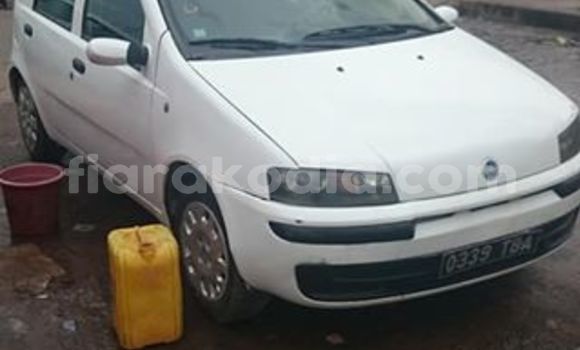 Hividy Fiat Punto fotsy Car in Antananarivo in Analamanga Hividy Fiat Punto fotsy Car in Antananarivo in Analamanga