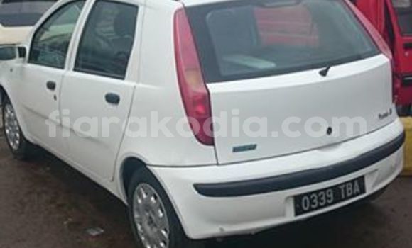 Hividy Fiat Punto fotsy Car in Antananarivo in Analamanga Hividy Fiat Punto fotsy Car in Antananarivo in Analamanga