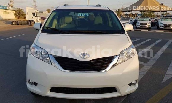 Acheter Import Voiture Toyota Sienna Blanc à Import - Dubai, Diana Acheter Import Voiture Toyota Sienna Blanc à Import - Dubai, Diana