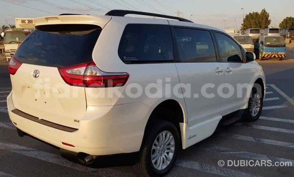 Acheter Import Voiture Toyota Sienna Blanc à Import - Dubai, Diana Acheter Import Voiture Toyota Sienna Blanc à Import - Dubai, Diana