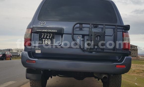 Hividy Toyota Land Cruiser Blue Car in Antananarivo in Analamanga Hividy Toyota Land Cruiser Blue Car in Antananarivo in Analamanga