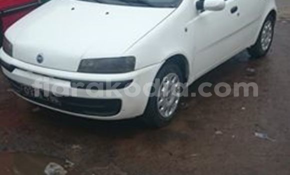 Acheter Occasion Voiture Fiat Punto Blanc à Antananarivo, Analamanga Acheter Occasion Voiture Fiat Punto Blanc à Antananarivo, Analamanga