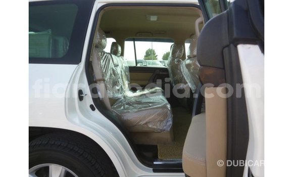 Acheter Import Voiture Toyota Land Cruiser Blanc à Import - Dubai, Diana Acheter Import Voiture Toyota Land Cruiser Blanc à Import - Dubai, Diana