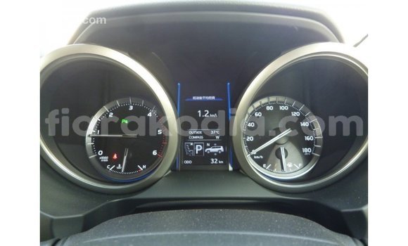 Acheter Import Voiture Toyota Prado Blanc à Import - Dubai, Diana Acheter Import Voiture Toyota Prado Blanc à Import - Dubai, Diana