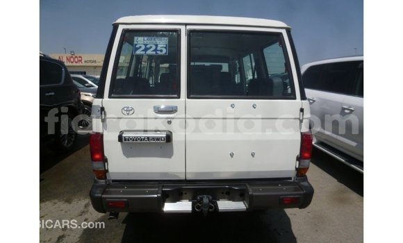 Acheter Import Voiture Toyota Land Cruiser Blanc à Import - Dubai, Diana Acheter Import Voiture Toyota Land Cruiser Blanc à Import - Dubai, Diana