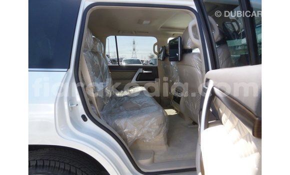 Acheter Import Voiture Toyota Land Cruiser Blanc à Import - Dubai, Diana Acheter Import Voiture Toyota Land Cruiser Blanc à Import - Dubai, Diana