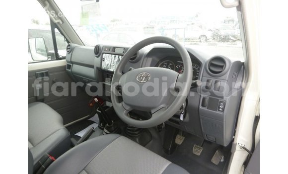 Acheter Import Voiture Toyota Land Cruiser Blanc à Import - Dubai, Diana Acheter Import Voiture Toyota Land Cruiser Blanc à Import - Dubai, Diana