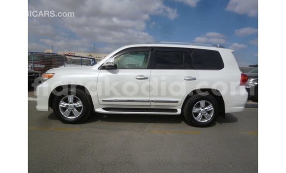 Acheter Import Voiture Toyota Land Cruiser Blanc à Import - Dubai, Diana Acheter Import Voiture Toyota Land Cruiser Blanc à Import - Dubai, Diana