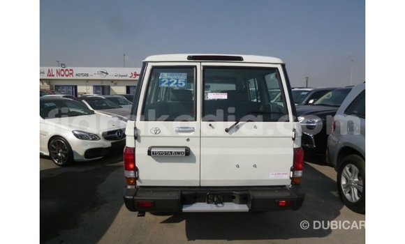 Acheter Import Voiture Toyota Land Cruiser Blanc à Import - Dubai, Diana Acheter Import Voiture Toyota Land Cruiser Blanc à Import - Dubai, Diana