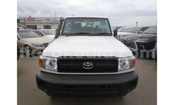 Acheter Import Voiture Toyota Land Cruiser Blanc à Import - Dubai, Diana Acheter Import Voiture Toyota Land Cruiser Blanc à Import - Dubai, Diana