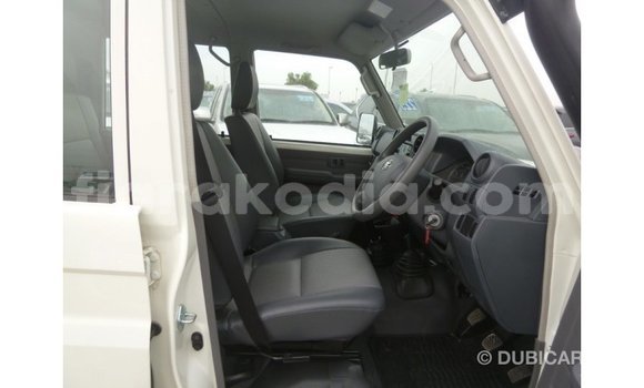Acheter Import Voiture Toyota Land Cruiser Blanc à Import - Dubai, Diana Acheter Import Voiture Toyota Land Cruiser Blanc à Import - Dubai, Diana