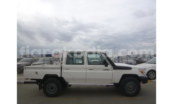 Acheter Import Voiture Toyota Land Cruiser Blanc à Import - Dubai, Diana Acheter Import Voiture Toyota Land Cruiser Blanc à Import - Dubai, Diana