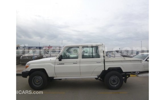 Acheter Import Voiture Toyota Land Cruiser Blanc à Import - Dubai, Diana Acheter Import Voiture Toyota Land Cruiser Blanc à Import - Dubai, Diana
