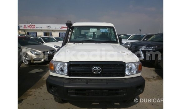 Acheter Import Voiture Toyota Land Cruiser Blanc à Import - Dubai, Diana Acheter Import Voiture Toyota Land Cruiser Blanc à Import - Dubai, Diana