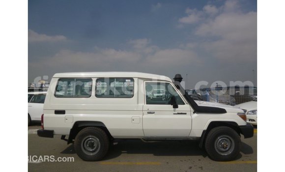 Acheter Import Voiture Toyota Land Cruiser Blanc à Import - Dubai, Diana Acheter Import Voiture Toyota Land Cruiser Blanc à Import - Dubai, Diana