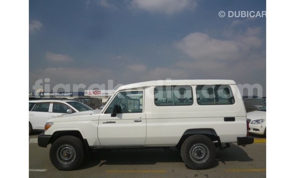 Acheter Import Voiture Toyota Land Cruiser Blanc à Import - Dubai, Diana Acheter Import Voiture Toyota Land Cruiser Blanc à Import - Dubai, Diana