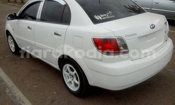 Hividy Kia Pride fotsy Car in Antananarivo in Analamanga Hividy Kia Pride fotsy Car in Antananarivo in Analamanga