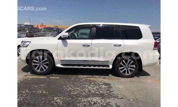Acheter Import Voiture Toyota Land Cruiser Blanc à Import - Dubai, Diana Acheter Import Voiture Toyota Land Cruiser Blanc à Import - Dubai, Diana
