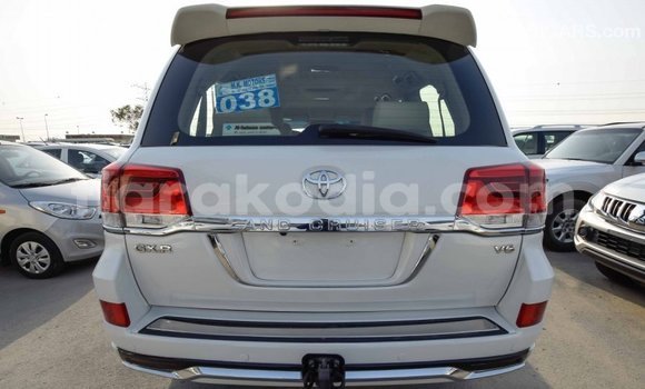 Hividy Toyota Land Cruiser fotsy Car in Import - Dubai in Diana Hividy Toyota Land Cruiser fotsy Car in Import - Dubai in Diana