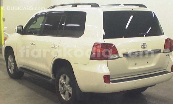 Hividy Toyota Land Cruiser fotsy Car in Import - Dubai in Diana Hividy Toyota Land Cruiser fotsy Car in Import - Dubai in Diana