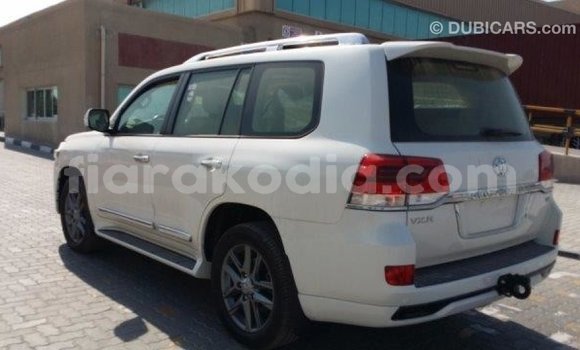 Acheter Import Voiture Toyota Land Cruiser Blanc à Import - Dubai, Diana Acheter Import Voiture Toyota Land Cruiser Blanc à Import - Dubai, Diana