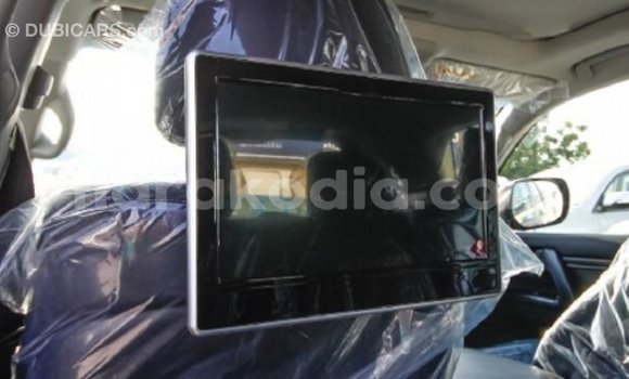 Acheter Import Voiture Toyota Land Cruiser Blanc à Import - Dubai, Diana Acheter Import Voiture Toyota Land Cruiser Blanc à Import - Dubai, Diana