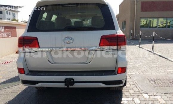 Acheter Import Voiture Toyota Land Cruiser Blanc à Import - Dubai, Diana Acheter Import Voiture Toyota Land Cruiser Blanc à Import - Dubai, Diana