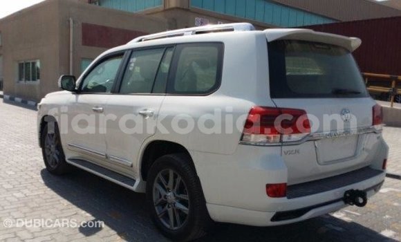 Acheter Import Voiture Toyota Land Cruiser Blanc à Import - Dubai, Diana Acheter Import Voiture Toyota Land Cruiser Blanc à Import - Dubai, Diana