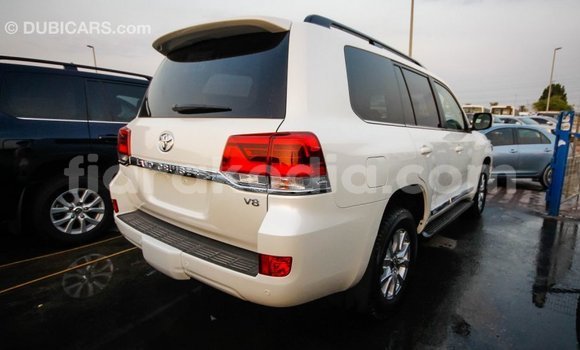 Acheter Import Voiture Toyota Land Cruiser Blanc à Import - Dubai, Diana Acheter Import Voiture Toyota Land Cruiser Blanc à Import - Dubai, Diana