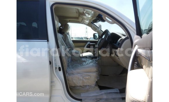 Acheter Import Voiture Toyota Land Cruiser Blanc à Import - Dubai, Diana Acheter Import Voiture Toyota Land Cruiser Blanc à Import - Dubai, Diana