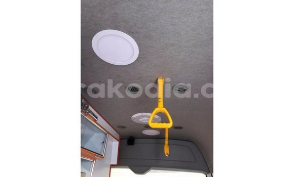 Acheter Import Voiture Toyota Hiace Blanc à Import - Dubai, Diana Acheter Import Voiture Toyota Hiace Blanc à Import - Dubai, Diana