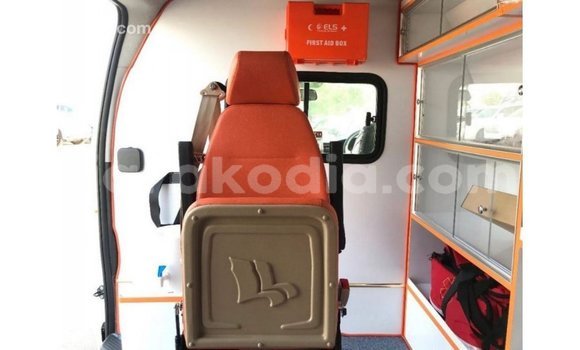 Hividy Toyota Hiace fotsy Car in Import - Dubai in Diana Hividy Toyota Hiace fotsy Car in Import - Dubai in Diana