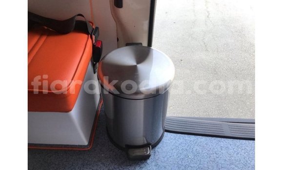 Hividy Toyota Hiace fotsy Car in Import - Dubai in Diana Hividy Toyota Hiace fotsy Car in Import - Dubai in Diana