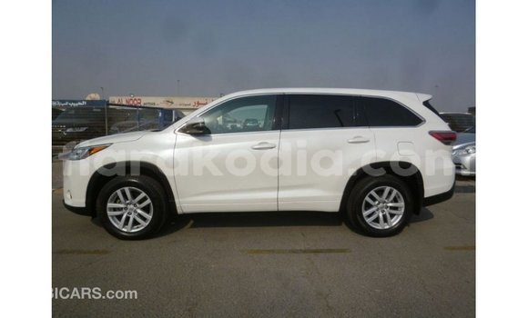 Acheter Import Voiture Toyota Kluger Blanc à Import - Dubai, Diana Acheter Import Voiture Toyota Kluger Blanc à Import - Dubai, Diana