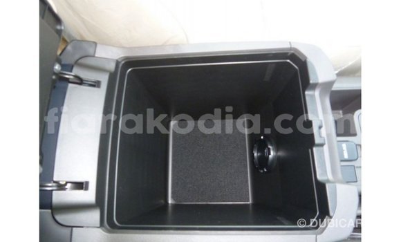 Acheter Import Voiture Toyota Prado Blanc à Import - Dubai, Diana Acheter Import Voiture Toyota Prado Blanc à Import - Dubai, Diana